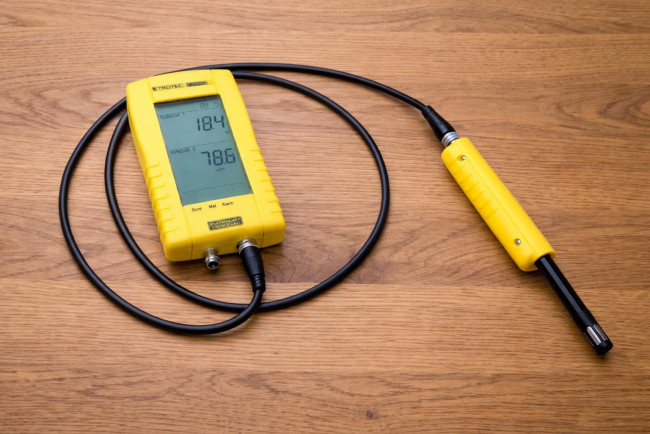 Feuchtemessgerät auf Tisch